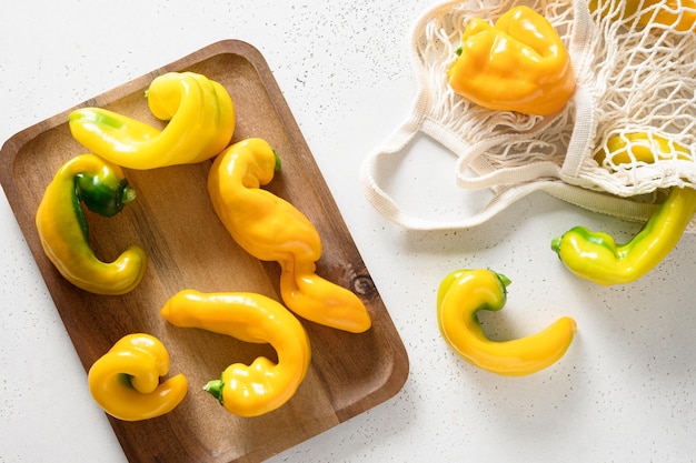 Carottes biologiques laides anormales sur fond blanc avec copie espace légumes naturels