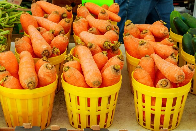 Carottes à la carotte d'un marché de producteurs dans un panier sur un bazar