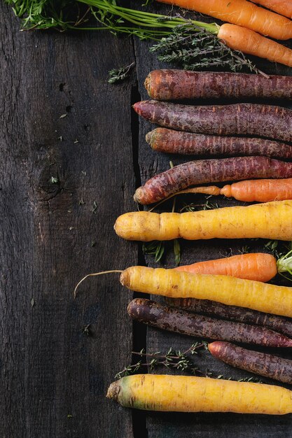 Carottes crues colorées