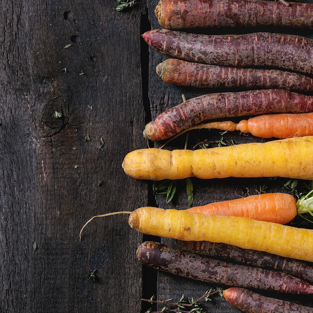 Carottes crues colorées