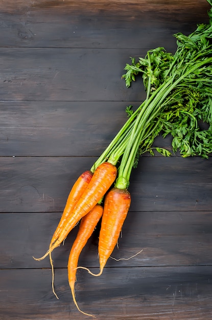 Carottes entières fraîchement lavées avec des feuilles