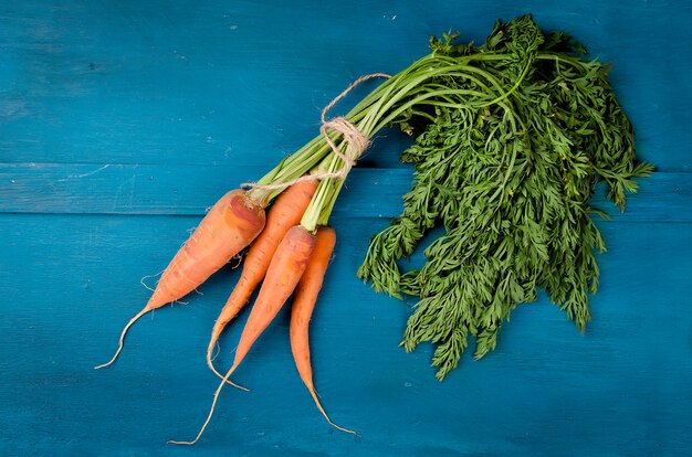 Carottes entières fraîchement lavées avec des feuilles