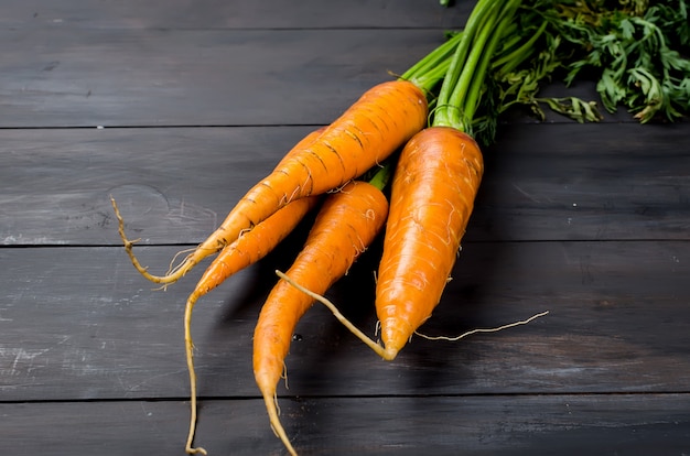 Carottes Entières Fraîchement Lavées Avec Des Feuilles