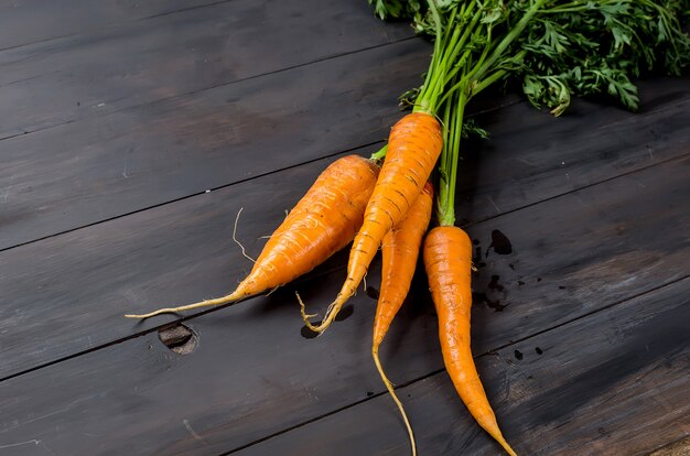 Carottes entières fraîchement lavées avec des feuilles