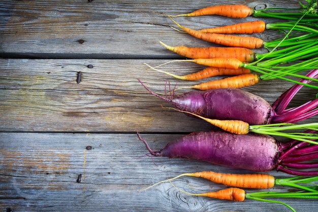 Carottes fraîches et betteraves sur un bois