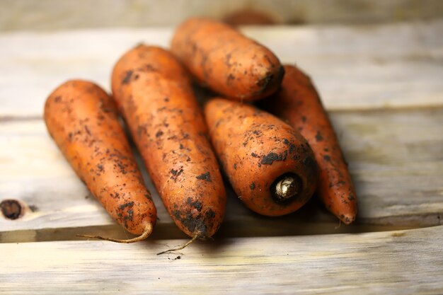 Carottes fraîches de la ferme sur une surface en bois.