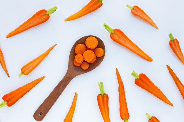 Carottes fraîches sur fond blanc.