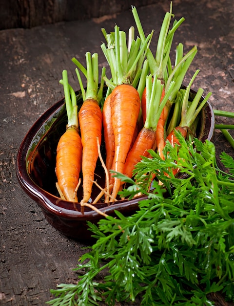 Carottes fraîches sur fond en bois ancien