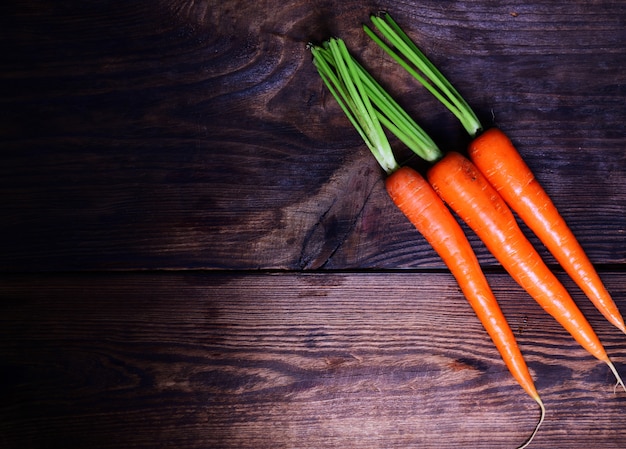 Carottes fraîches sur un fond en bois