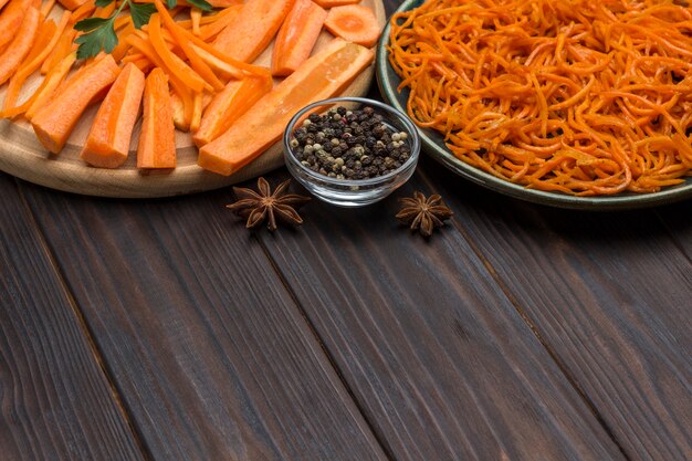 Carottes fraîches hachées sur une planche à découper. Carottes fermentées en assiette. Remède naturel pour renforcer le système immunitaire. Copiez l'espace. Fermer