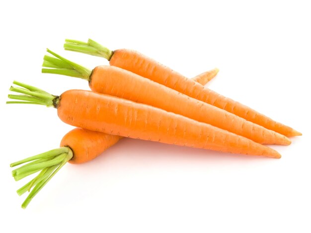 Photo carottes fraîches isolées sur fond blanc
