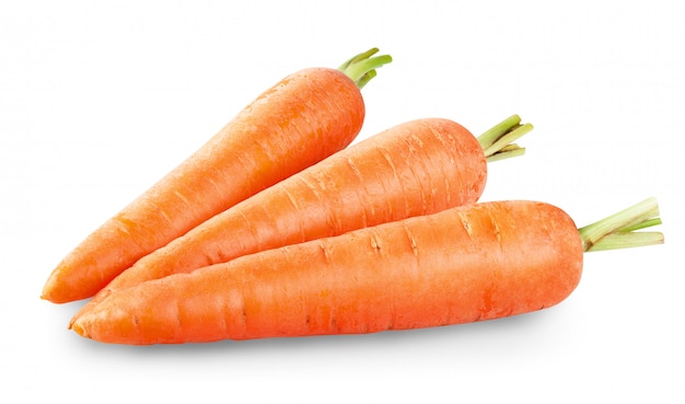 Photo carottes fraîches isolés sur blanc