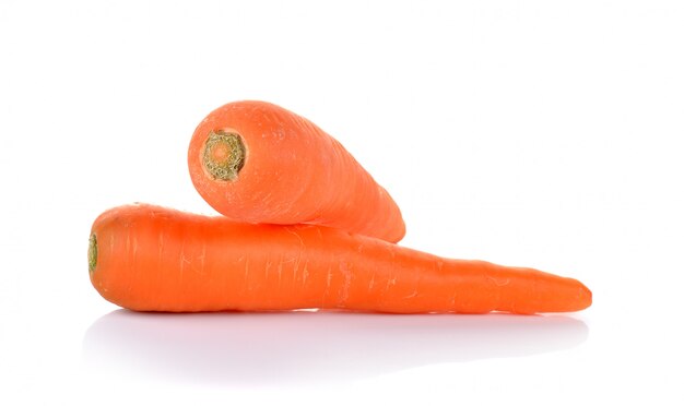 Carottes fraîches isolés sur blanc