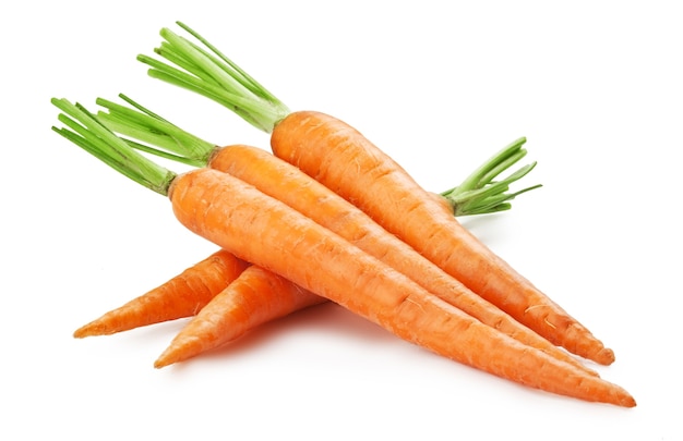 Photo carottes fraîches isolés sur fond blanc