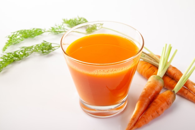 Carottes fraîches isolés sur fond blanc