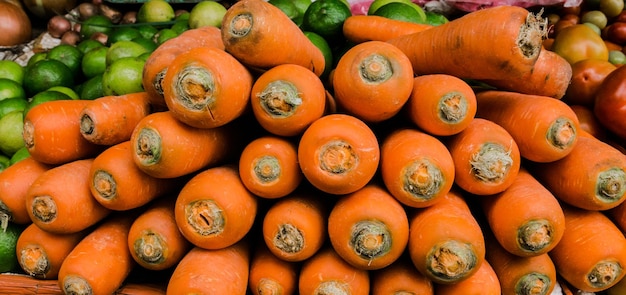 carottes fraîches sur un marché local