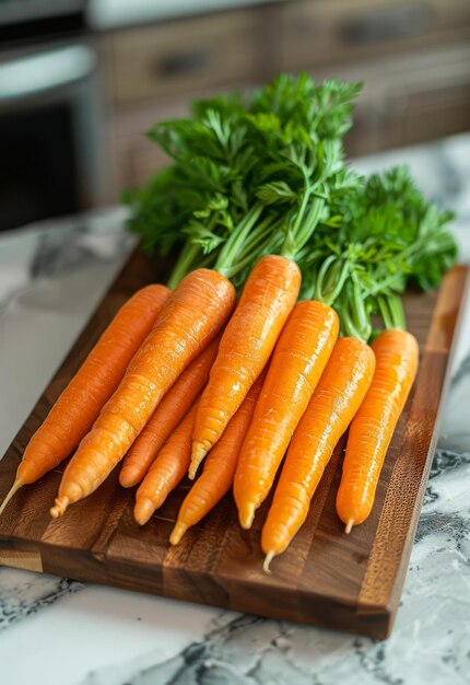 Des carottes fraîches sur une planche à couper en bois Un tas de carottes sur un comptoir en bois