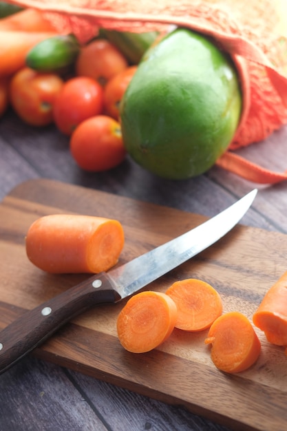 Carottes fraîches sur planche à découper sur table