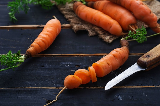 Carottes fraîches sur une table en bois