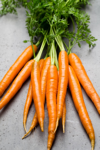 Carottes fraîches sur les tables grises.