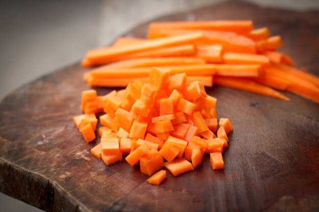 Carottes fraîches tranchées et coupées en dés