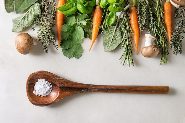 Carottes et herbes de cuisine