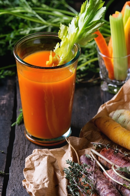 Carottes et jus colorés