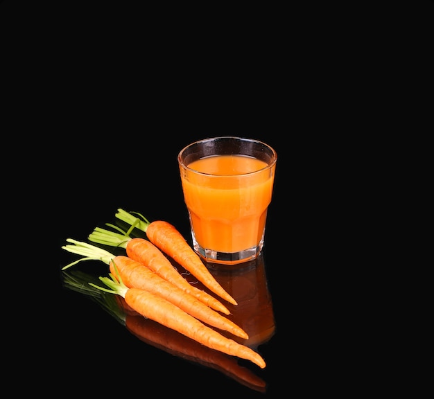 Carottes et jus dans un verre