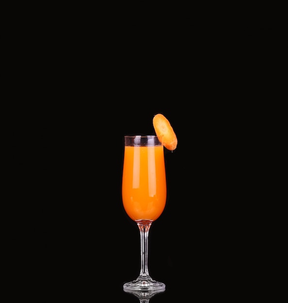 Carottes et jus dans un verre