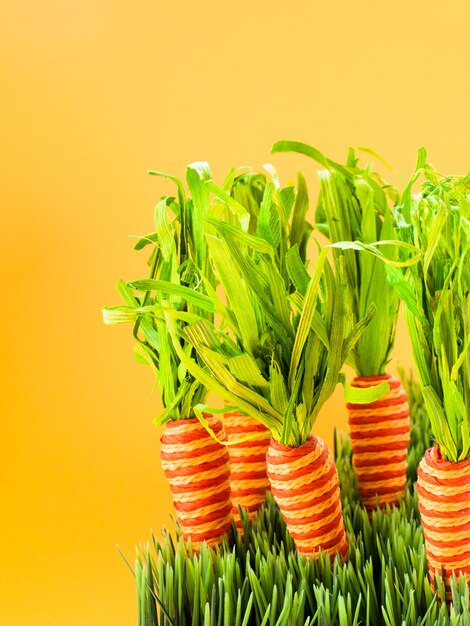 Carottes de Pâques dans l'herbe verte.