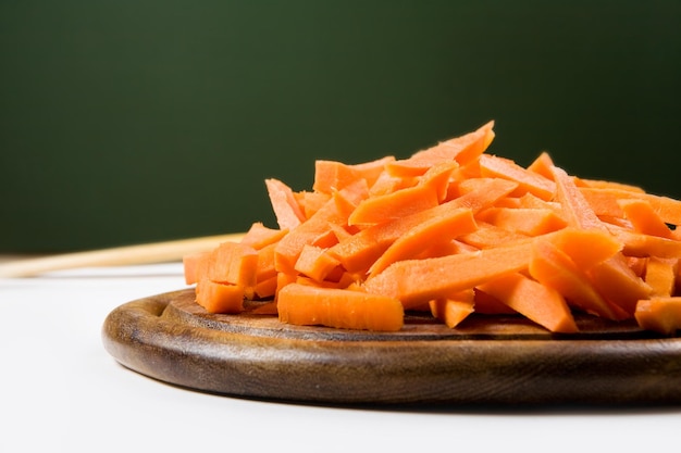 Carottes sur une planche de bois