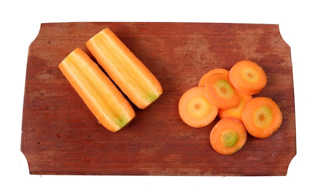 Carottes sur une planche à découper en bois isolé sur fond blanc