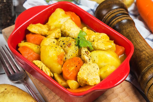 Carottes de pommes de terre et poulet au curry