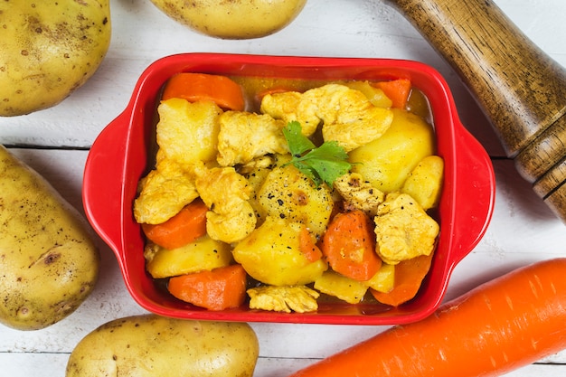 Carottes de pommes de terre et poulet au curry