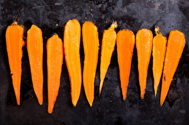 Carottes rôties sur dark, vue du dessus