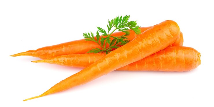 Photo carottes sucrées avec des feuilles sur blanc