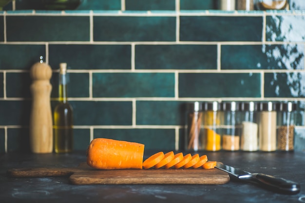 Carottes sur la table de la cuisine avant la cuisson. Nourriture saine maison, recettes végétariennes et maison