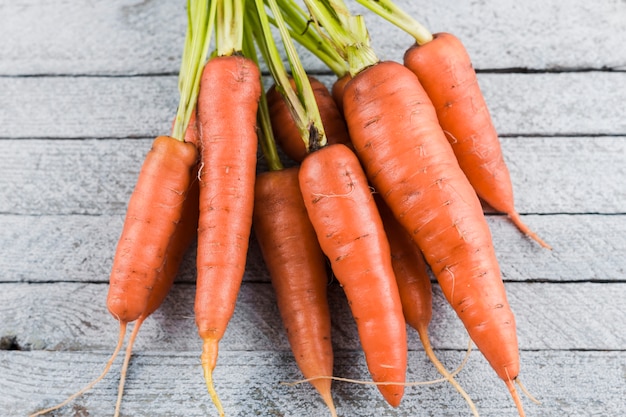 Carottes sur la vue de dessus de fond en bois