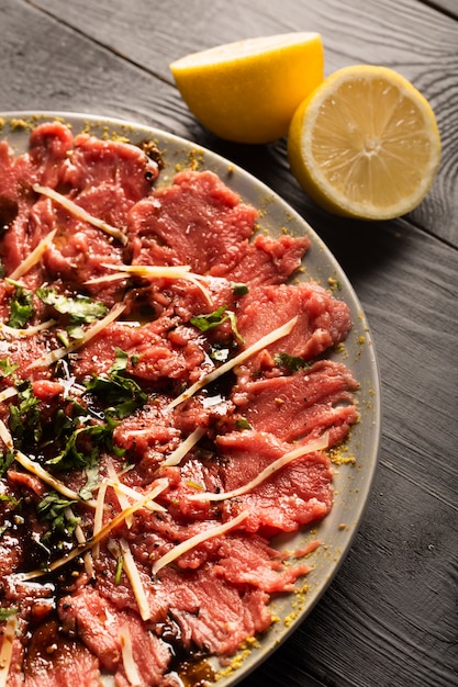 Carpaccio de boeuf sur une assiette