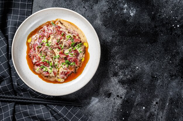 Carpaccio de boeuf aux oignons verts frais.