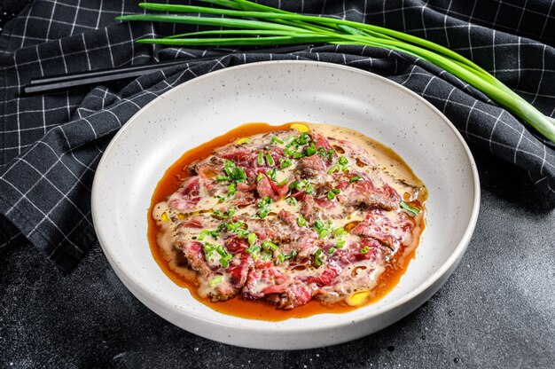 Carpaccio de boeuf aux oignons verts frais.