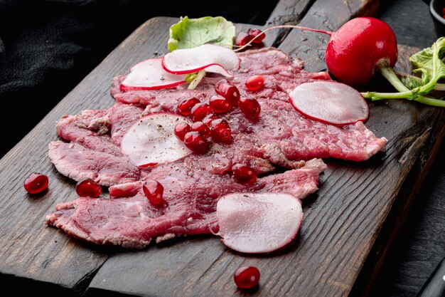 Carpaccio de boeuf aux radis et grenat