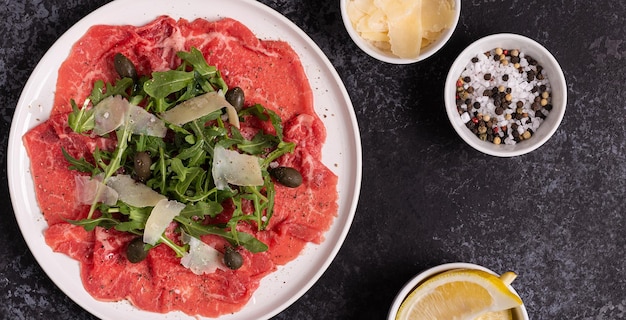 Carpaccio de bœuf marbré aux câpres de roquette et parmesan