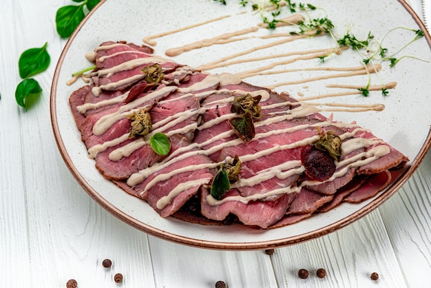 Carpaccio de boeuf marbré avec citron roquette et parmesan Vue de dessus à plat avec espace de copie