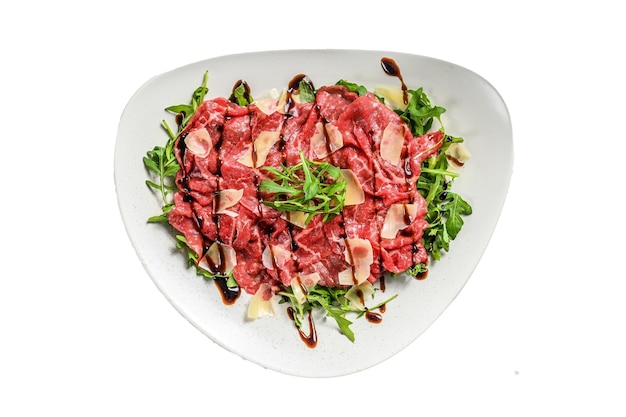 Carpaccio de boeuf sur plaque blanche avec parmesan et roquette isolé sur fond blanc