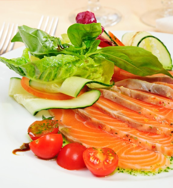 Carpaccio de saumon aux tomates cerises au restaurant