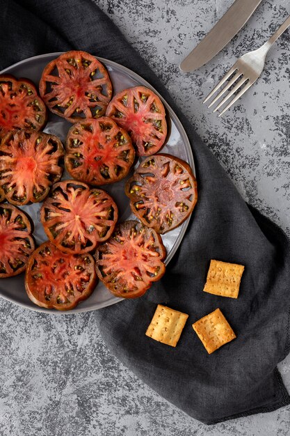 Carpaccio de tomates fraîches à l'huile d'olive