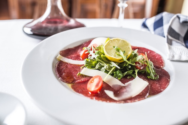 Carpaccio de tomates roquette parmesan citron et vin rouge.