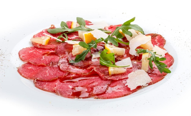 Carpaccio de veau à la roquette sur fond blanc