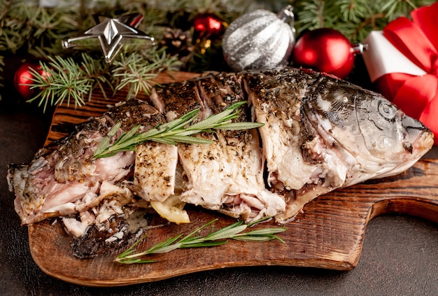 Carpe au four de Noël sur une table en pierre avec des arbres et des jouets